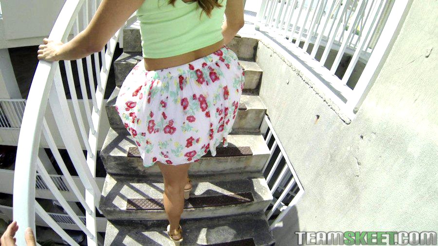 Isabella Taylor показывает стриптиз во дворе частного дома - порно фото