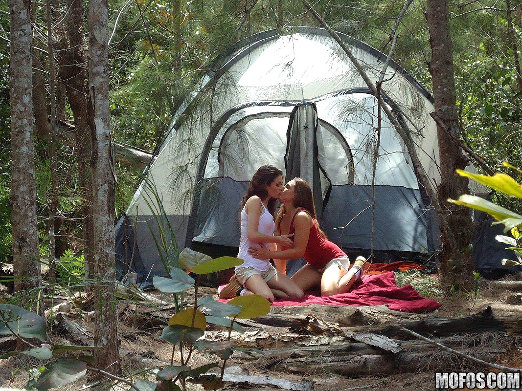 порно видео по русски на природе в палатке фото 114