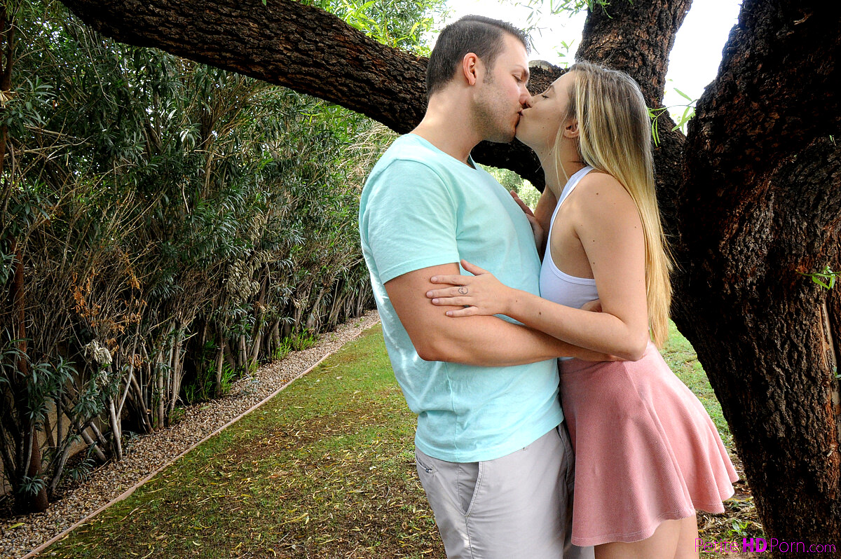 Dazzling Girlfriend Kissing and Hugely Pounding Outdoors